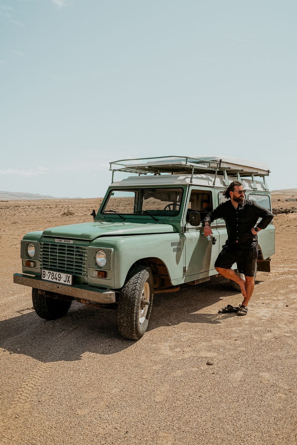 Outfit by Tomáš All black linen Shirt & Shorts