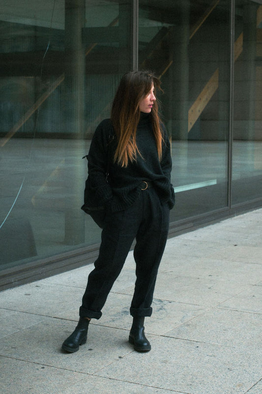 Outfit by Danča | Linen pants & Merino highneck sweater
