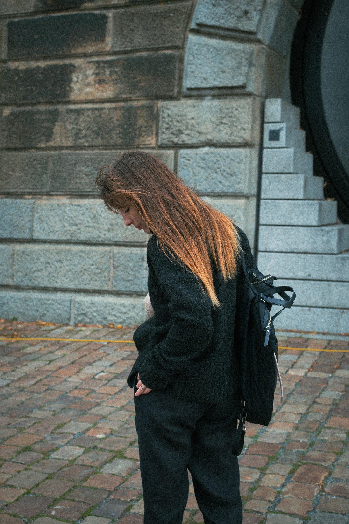 Damski sweter z wełny merino z wysokim kołnierzem Loose Fit – Ciemny Szary