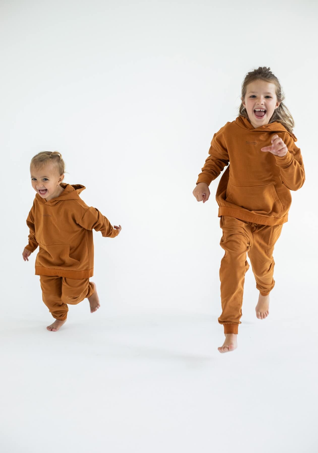 Detská mikina s kapucňou z biobavlny Burnt ochre - regular