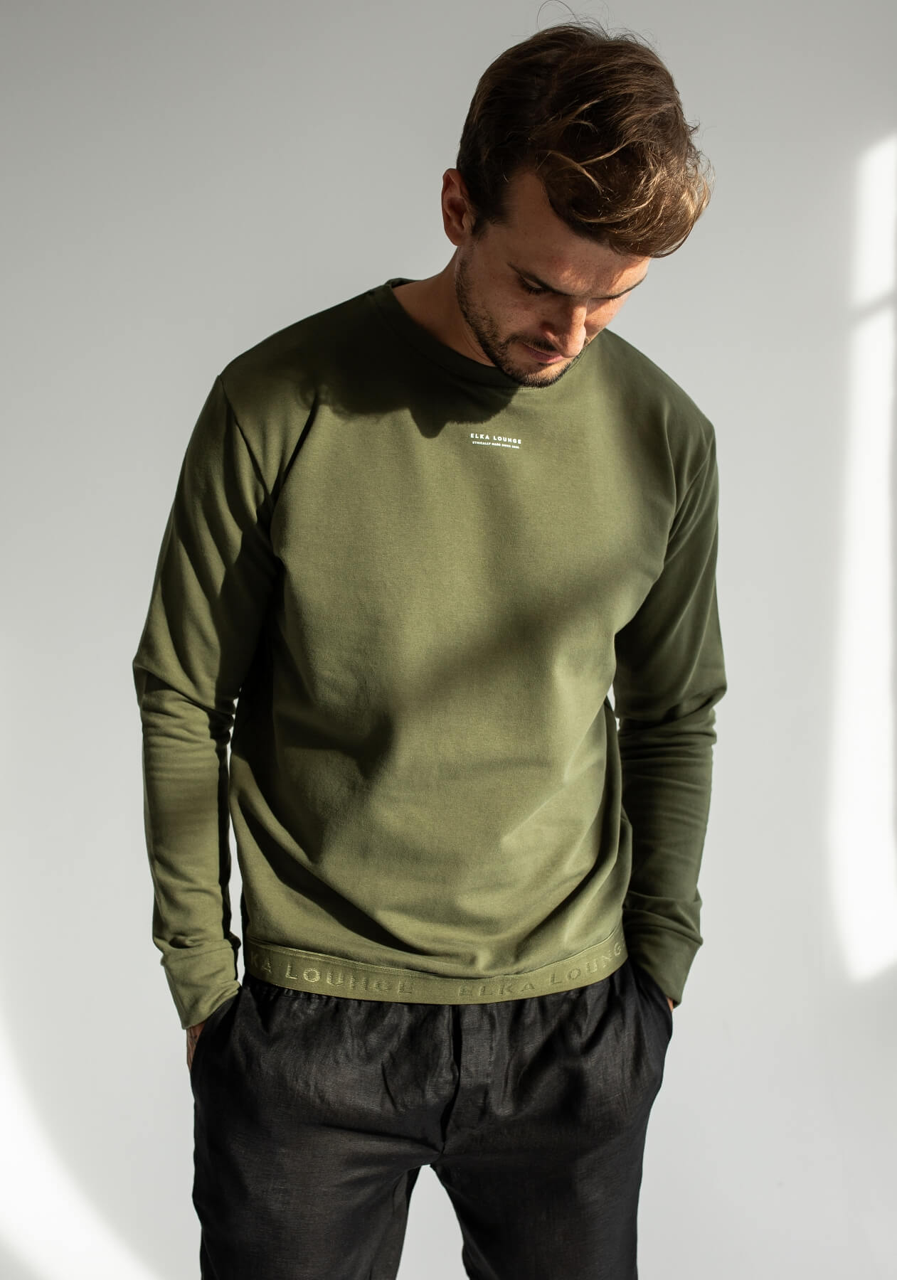 Pánska Mikina bez kapucne z biobavlny Moss green brushed - khaki regular