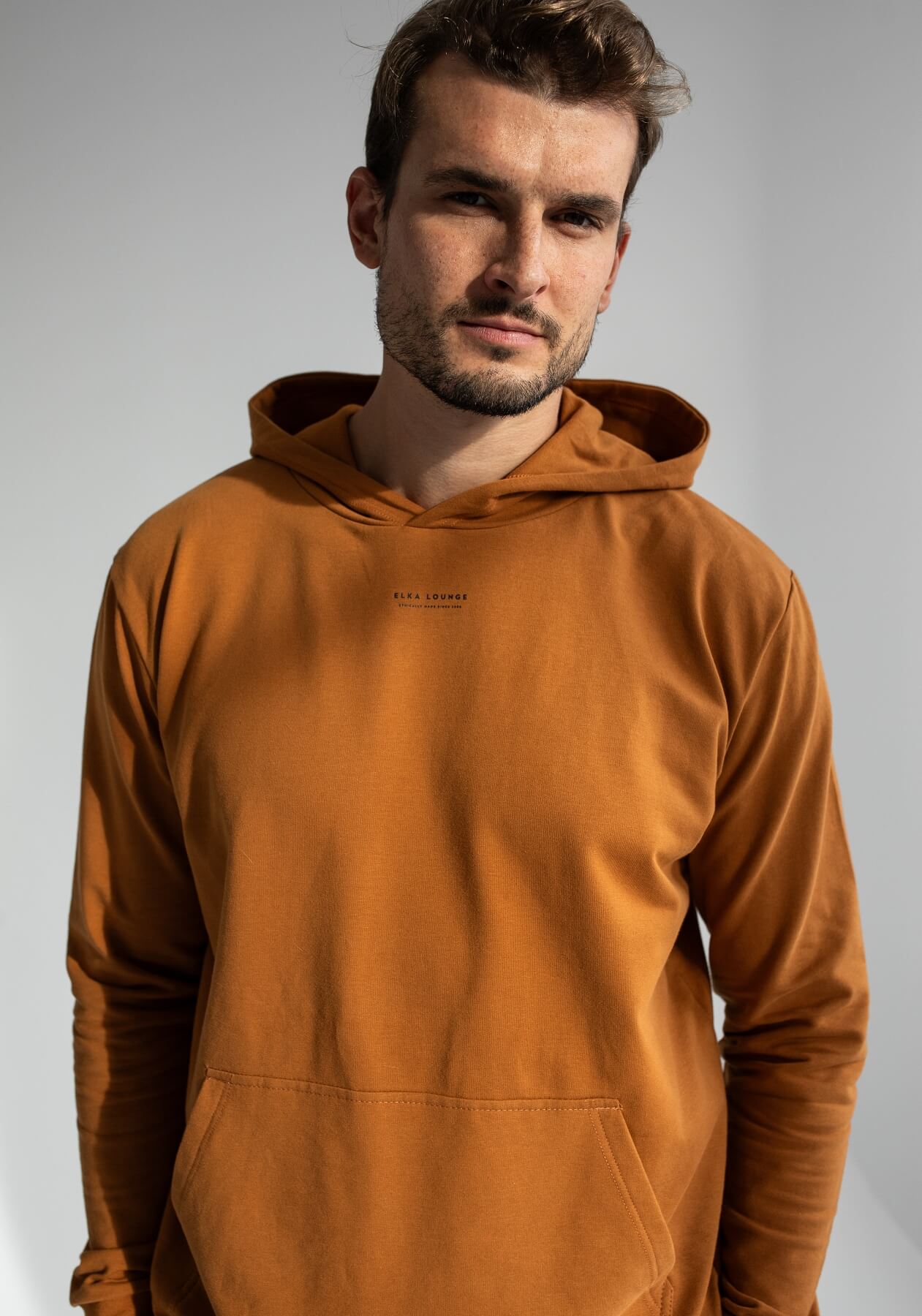 Pánská mikina s kapucí z biobavlny Burnt ochre - regular