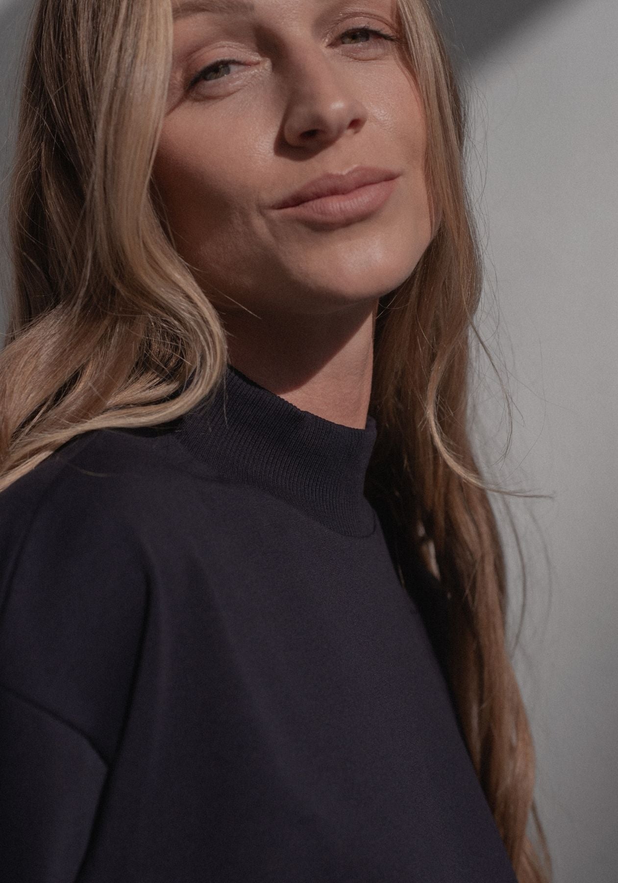 Dámská mikina High neck z biobavlny Deep blue - loose fit