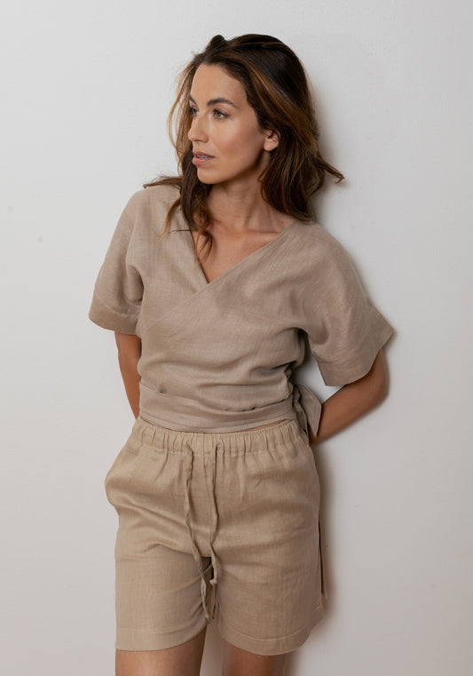 Damski lniany top kopertowy regular - Beige Natural