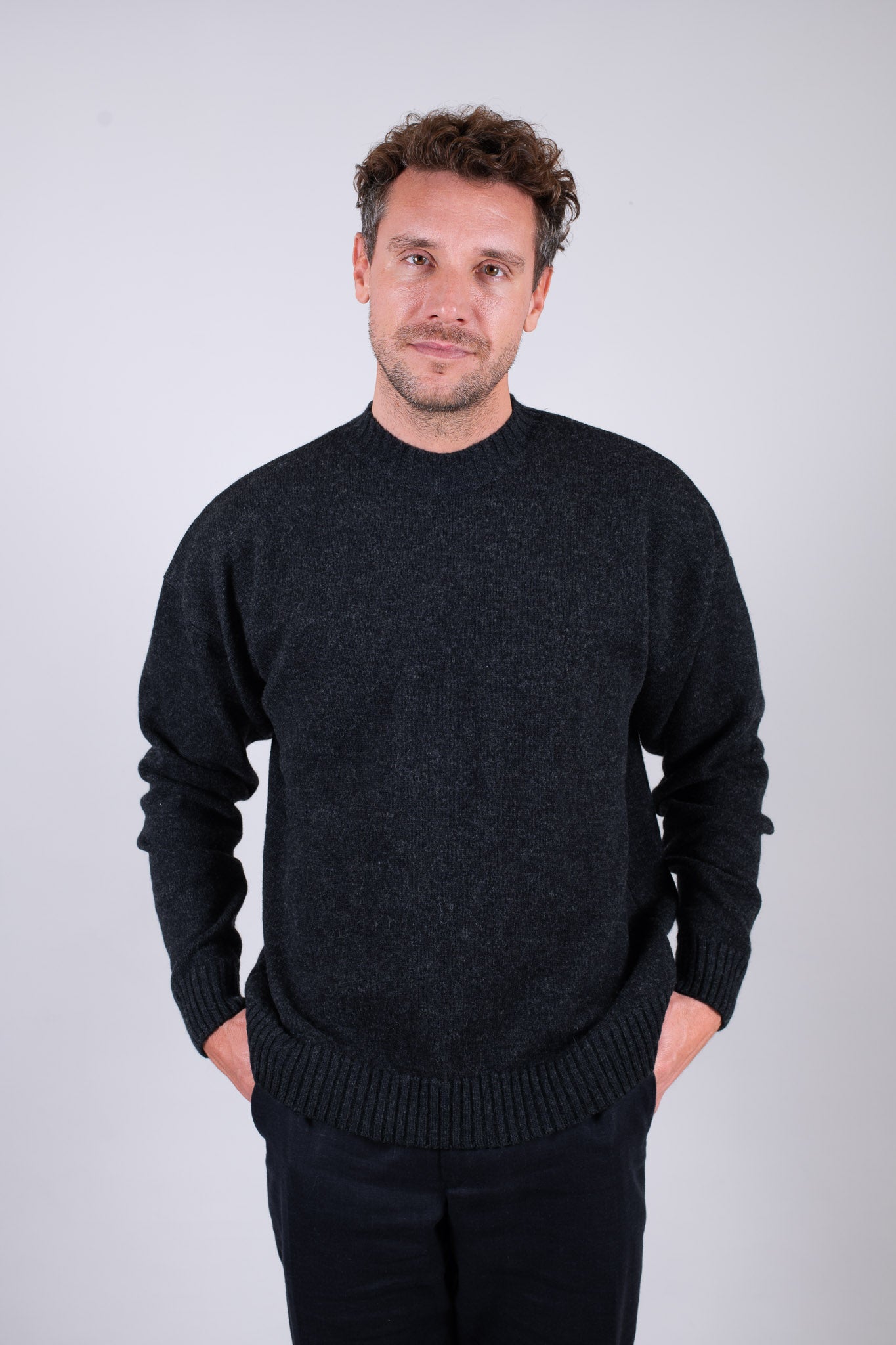 Męski wełniany sweter Crewneck Regular Fit – Ciemnoszary