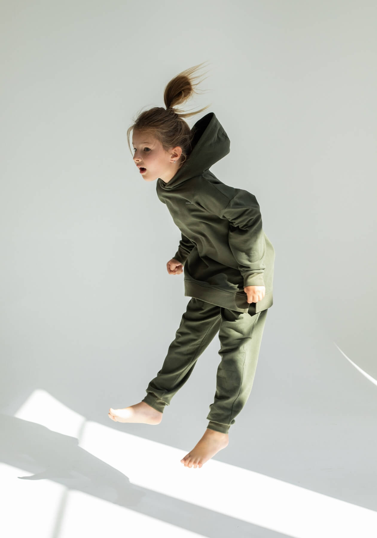 Detské teplákové nohavice z biobavlny Moss green - Oversized