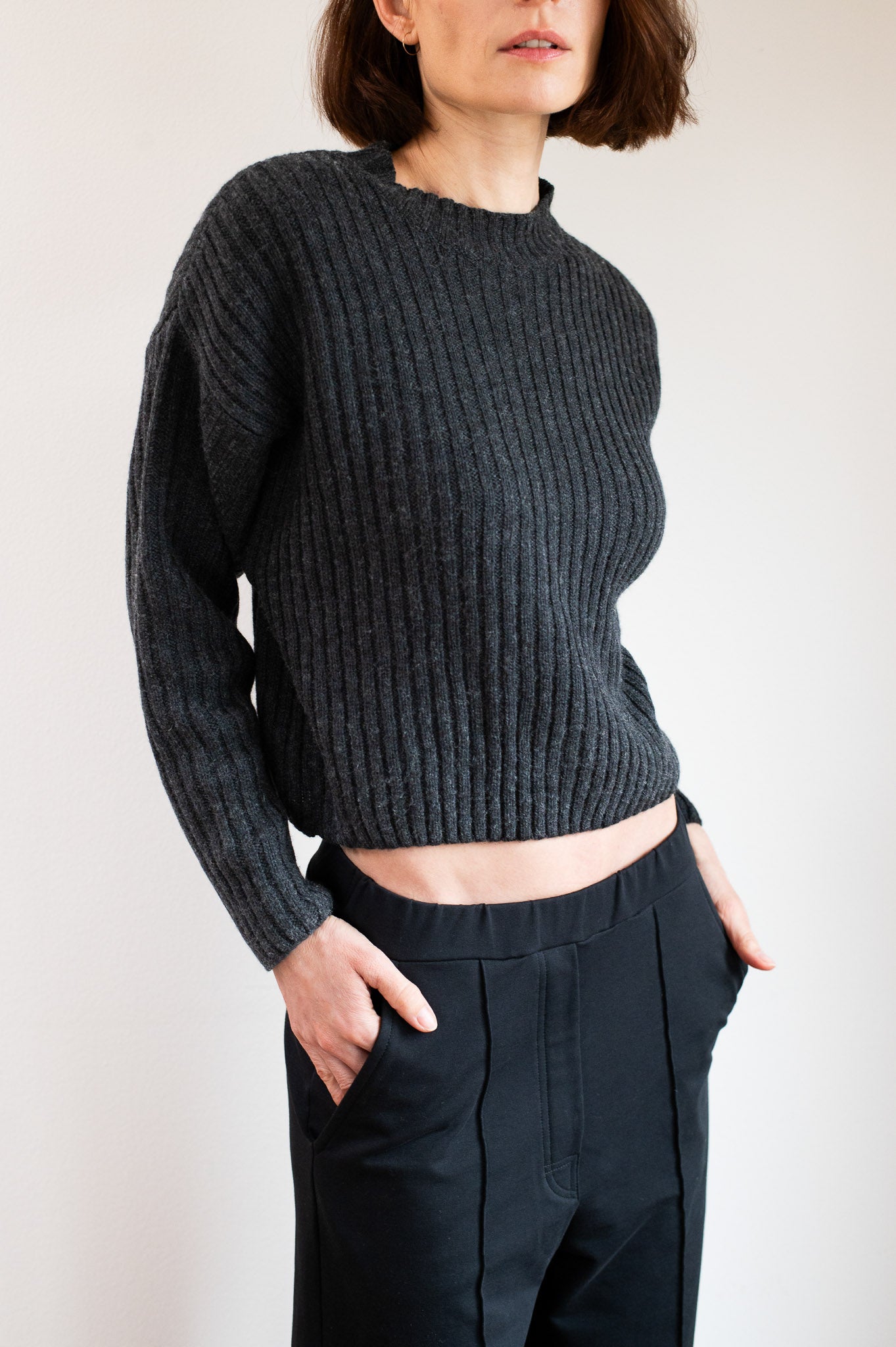 Damski sweter z wełny crewneck Regular fit - Dark gray