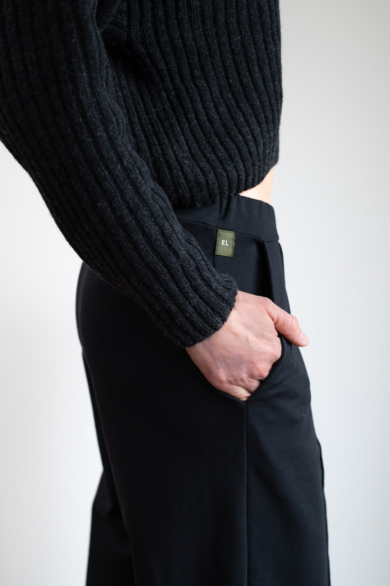 Damski sweter z wełny crewneck Regular fit - Dark gray