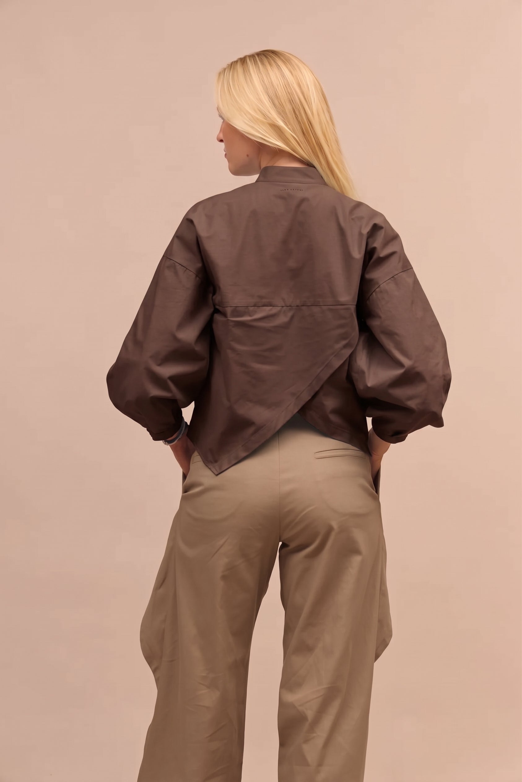 Dámská biobavlněná košile V crop - oversized